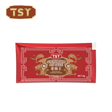 Klein pakje halal donkere sojasaus voor gebakken noedels