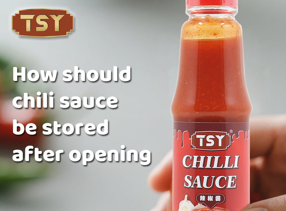 Hoe moet chilisaus na opening worden bewaard?