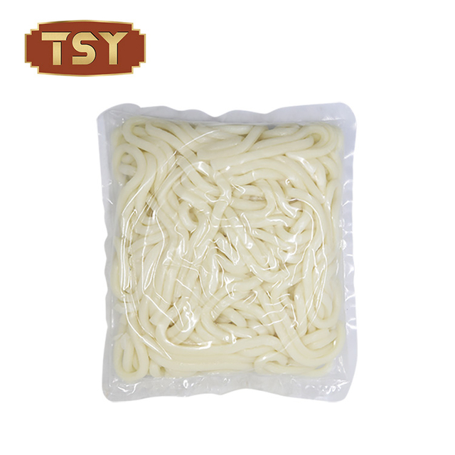 Authentieke udon roerbak noedels in Japanse stijl