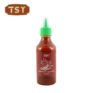 Plastic fles in restaurantstijl, extra hete Sriracha-chilisaus om in te dippen